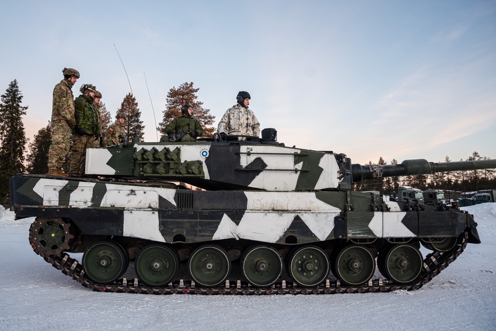 10th Mountain, 11th Airborne Division, Canadian Soldiers explore the Leopard 2A4