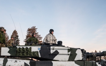 10th Mountain, 11th Airborne Division, Canadian Soldiers explore the Leopard 2A4