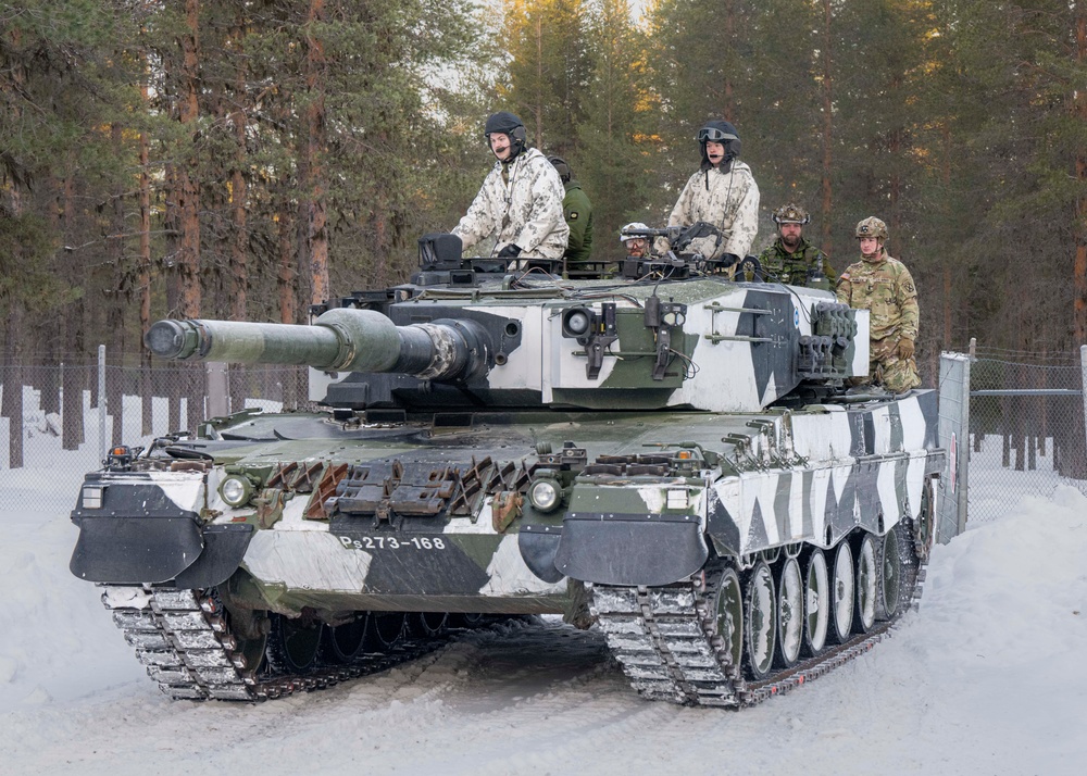 10th Mountain, 11th Airborne Division, Canadian Soldiers explore the Leopard 2A4