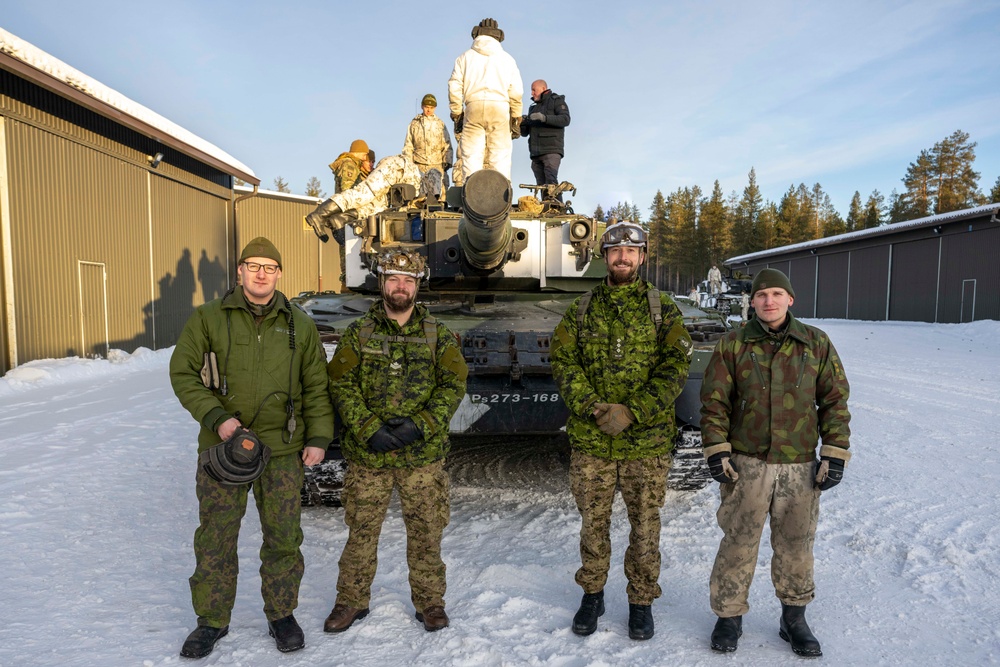 10th Mountain, 11th Airborne Division, Canadian Soldiers explore the Leopard 2A4