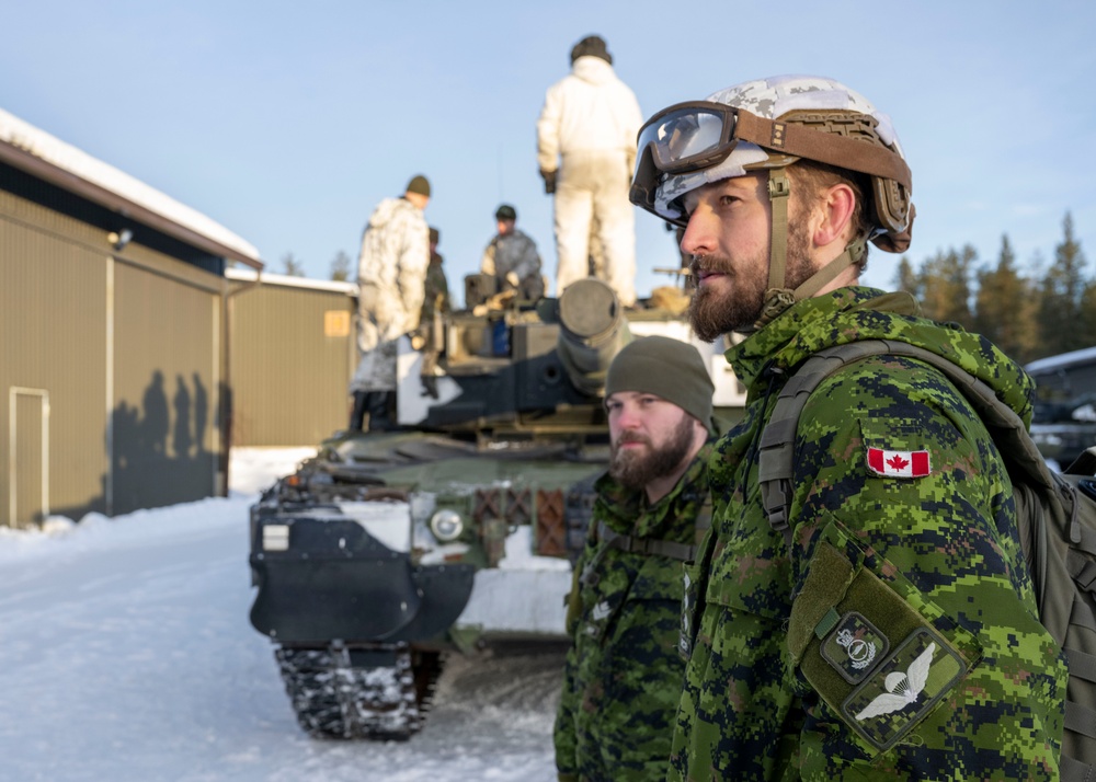 10th Mountain, 11th Airborne Division, Canadian Soldiers Explore the Leopard 2A4