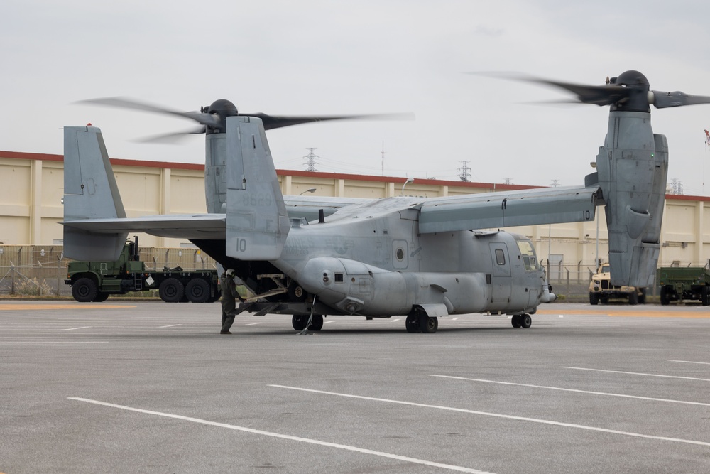 Marines resupply HIMARS via MV-22B Osprey