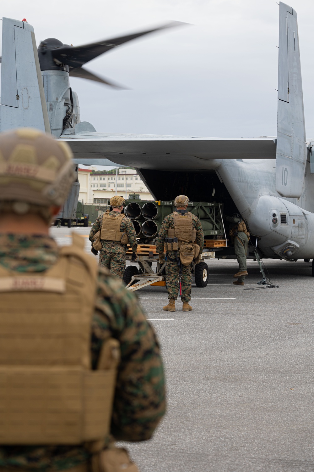 Marines resupply HIMARS via MV-22B Osprey