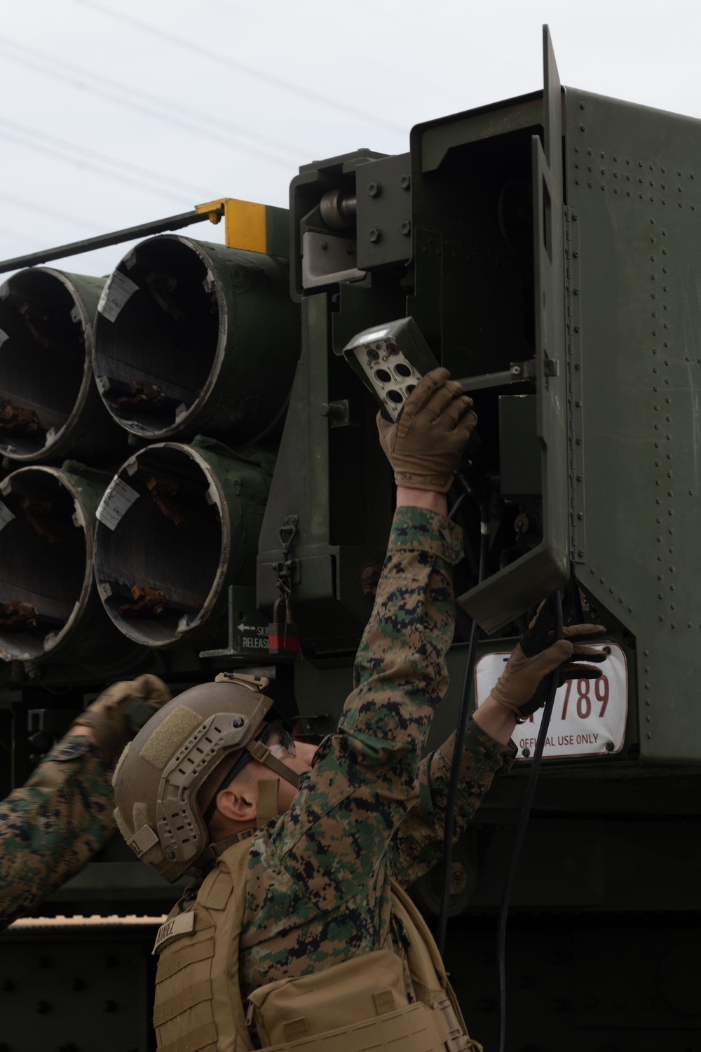 Marines resupply HIMARS via MV-22B Osprey