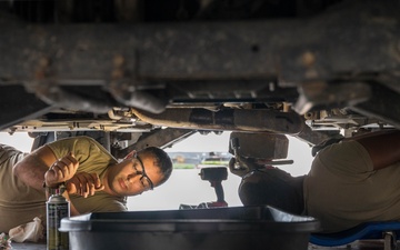 Soldiers Prepare Vehicles for Border Mission