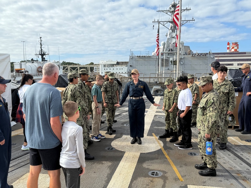 USS Michael Murphy Hosts Sea Cadets