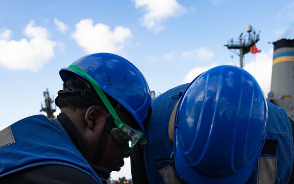 USS Oscar Austin (DDG 79) Refuels with USNS Laramie (T-AO 203)