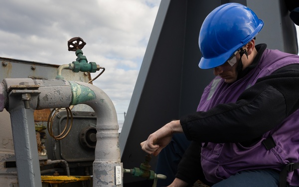 USS Oscar Austin (DDG 79) Refuels with USNS Laramie (T-AO 203)