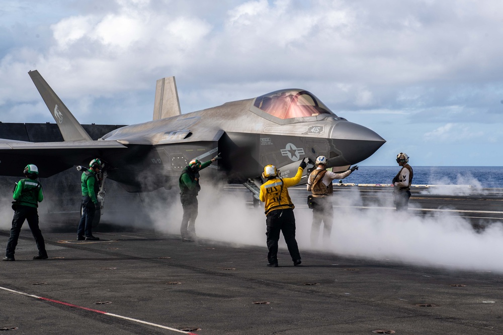 USS Carl Vinson (CVN 70) Conducts Routine Flight Operations in the Philippine Sea