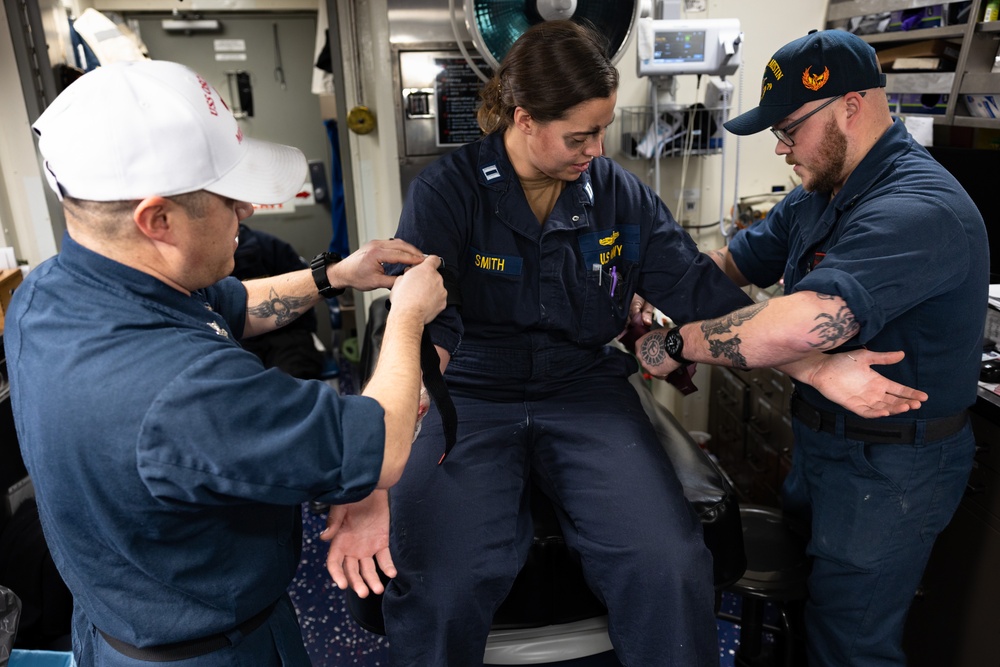 USS Oscar Austin (DDG 79) Conducts Medical Emergency Training