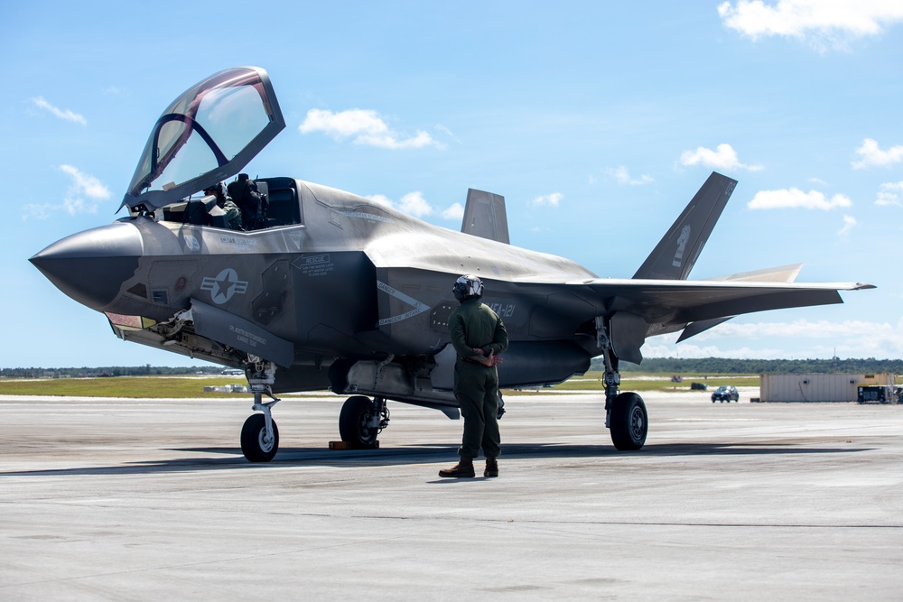 Marine 4th, 5th generation aircraft launch simultaneously during Cope North