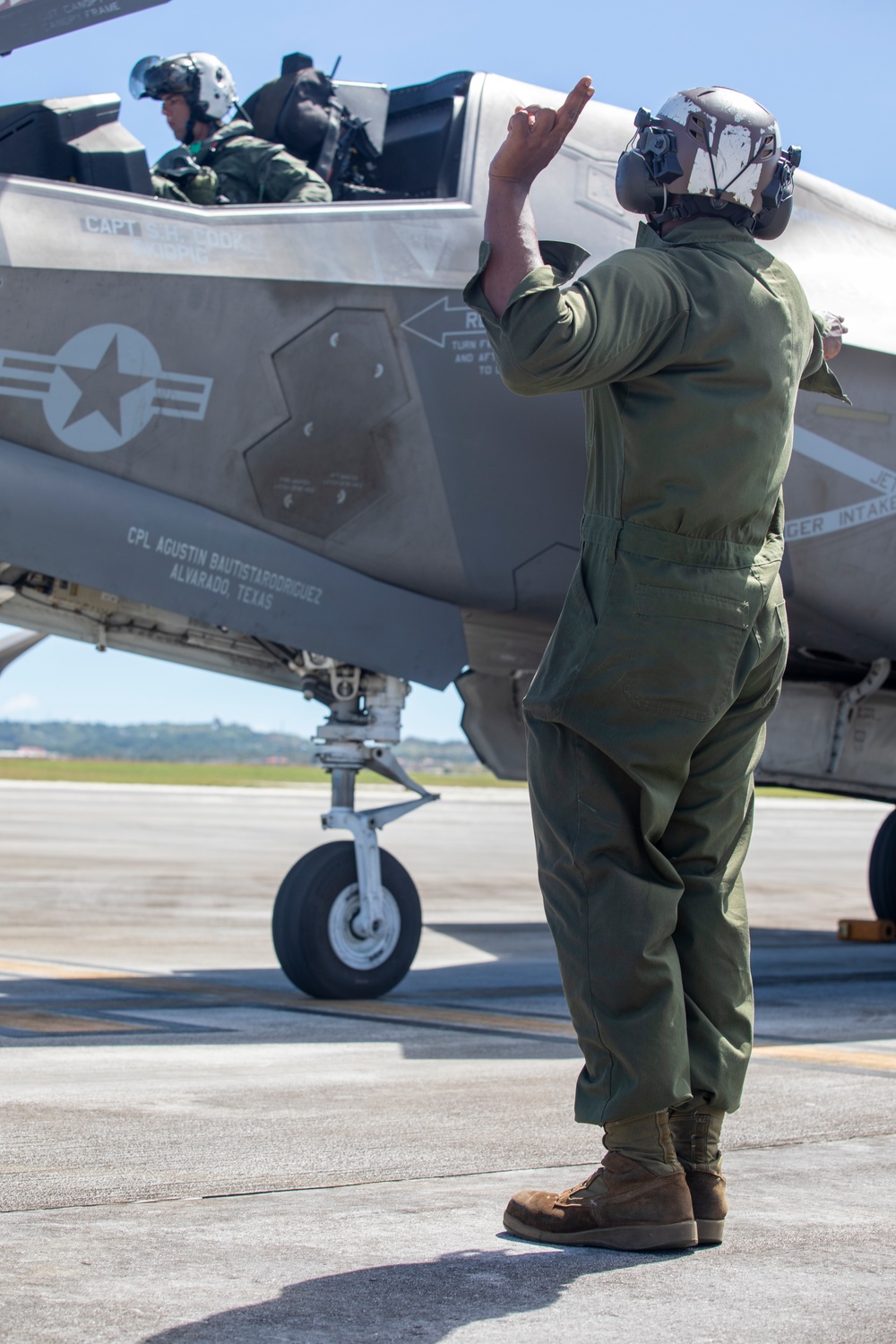 Marine 4th, 5th generation aircraft launch simultaneously during Cope North