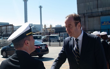 DUTCH AMBASSADOR TO JAPAN VISITS USS BLUE RIDGE