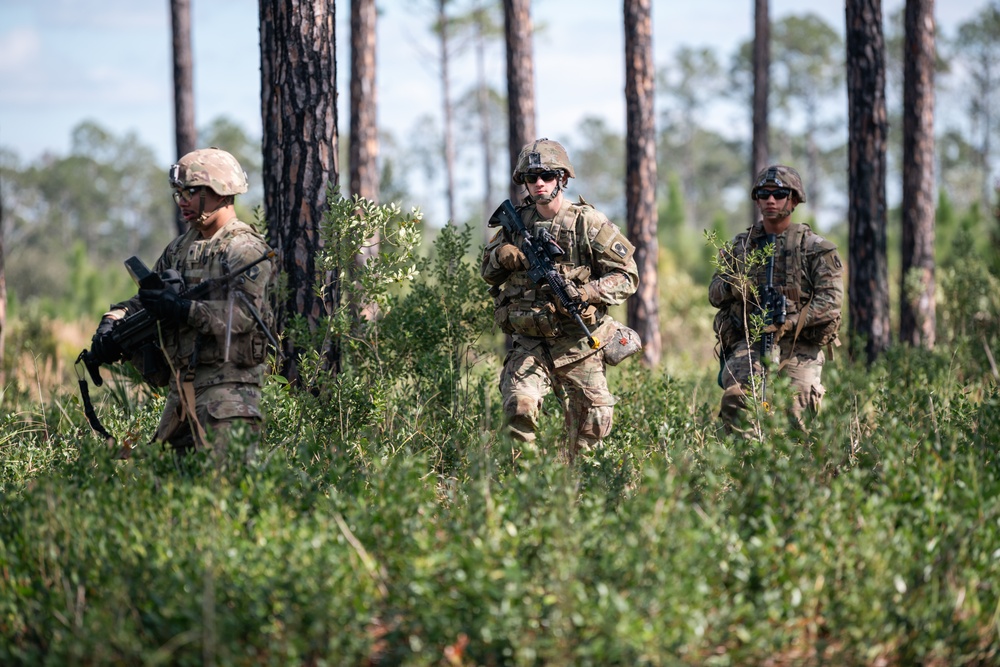 1-124 conducts squad tactics training