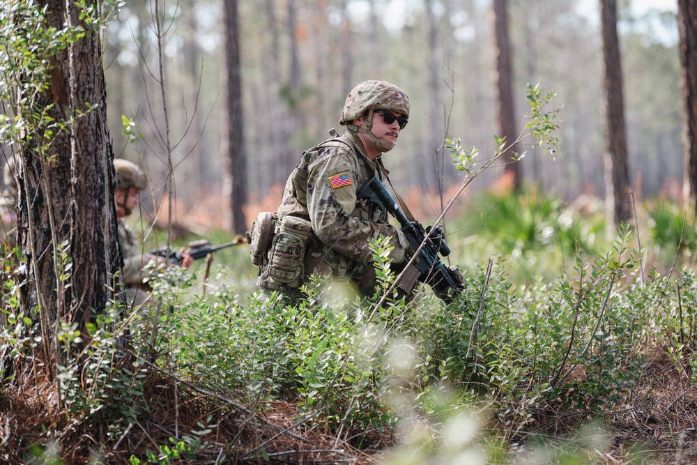 1-124 conducts squad tactics training