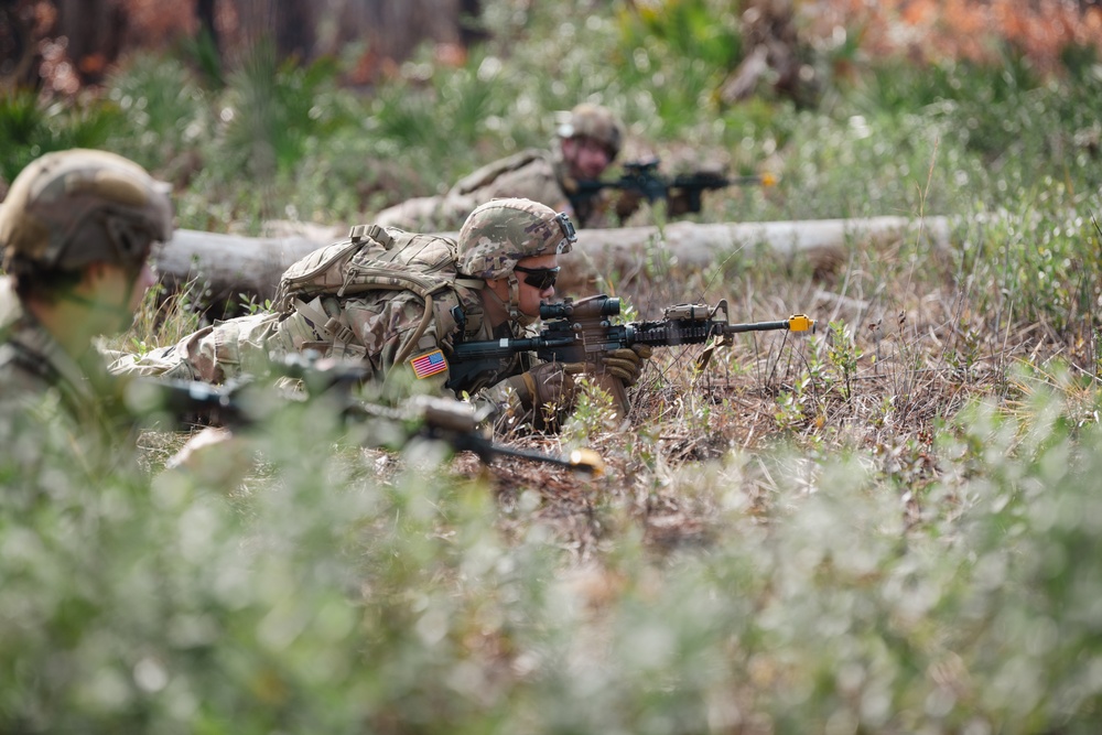 1-124 conducts squad tactics training