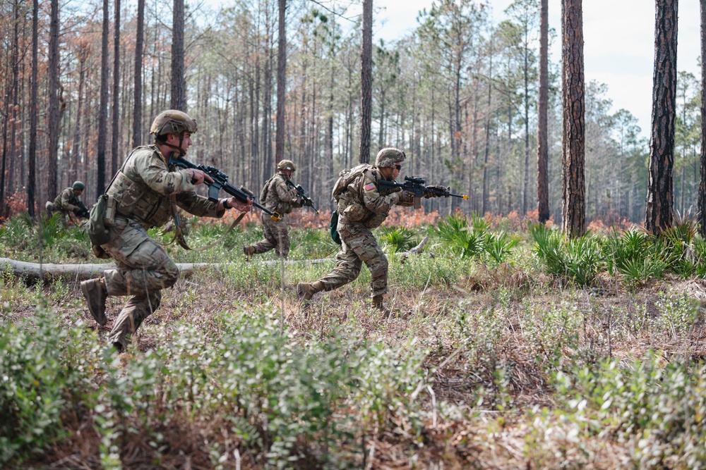 1-124 conducts squad tactics training