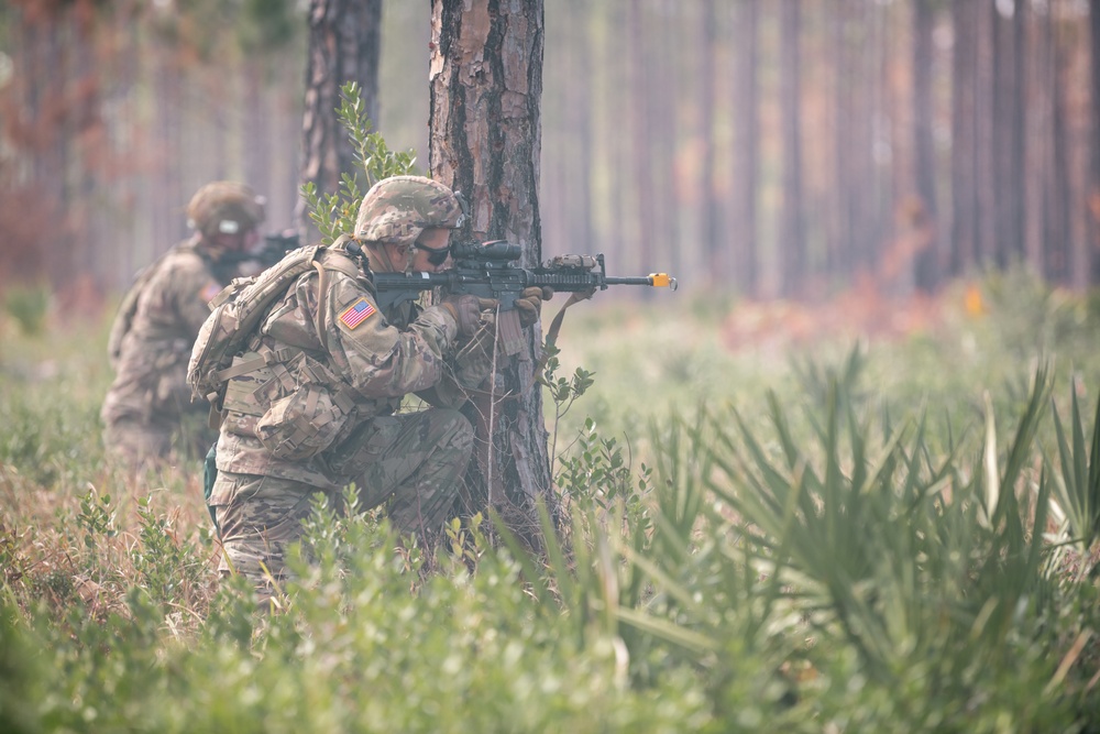 1-124 conducts squad tactics training
