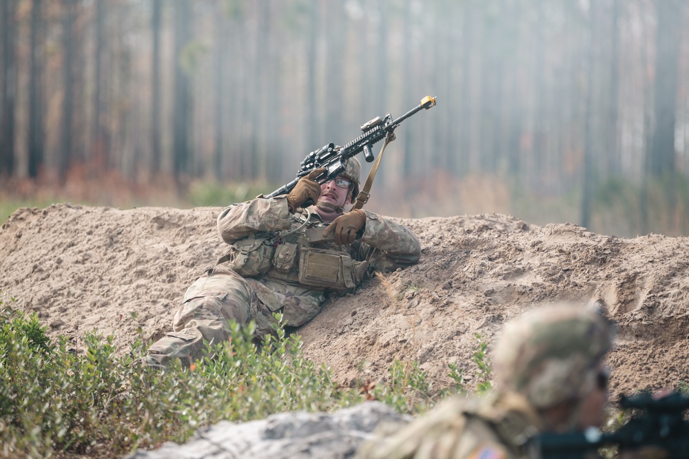1-124 conducts squad tactics training