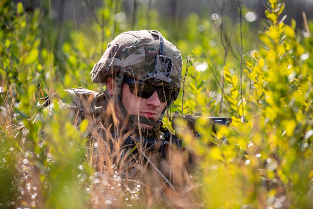 1-124 conducts squad tactics training
