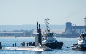 The Virginia-class fast-attack submarine USS Minnesota (SSN 783) arrives at HMAS Stirling, Western Australia, Australia