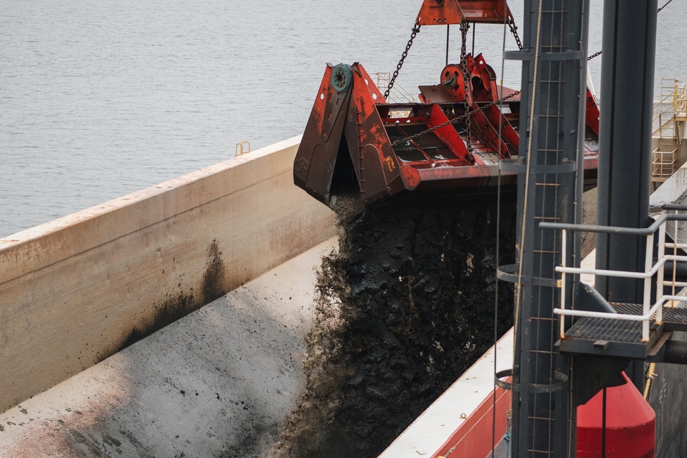 Baltimore District leadership visits DV Avalon during Baltimore Harbor and channels maintenance dredging