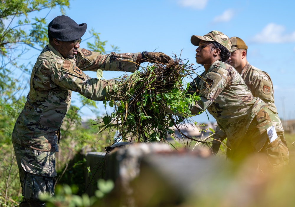482d Fighter Wing Airmen Fortify Defensive Positions During Mosaic Gecko II