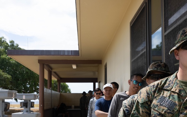 U.S. Marines keep Joint Task Force Southern Guard fed