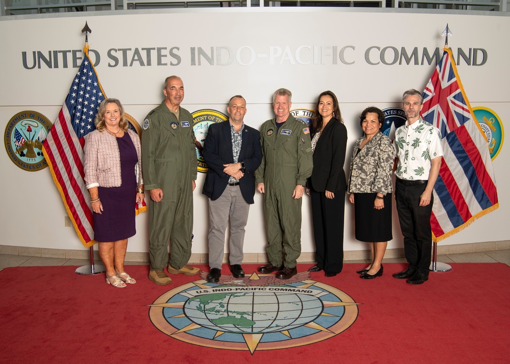 USINDOPACOM Commander hosts Hawaii Governor at Headquarters