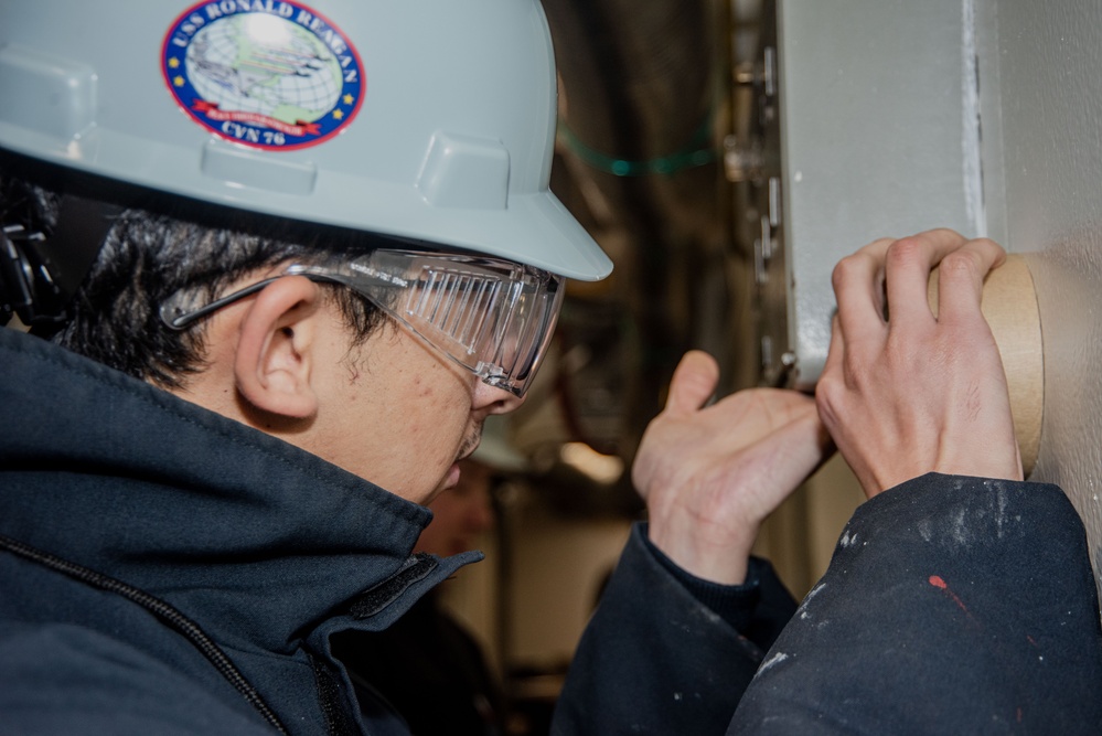 USS Ronald Reagan (CVN 76) conducts berthing preparations