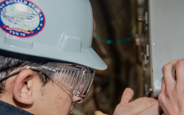 USS Ronald Reagan (CVN 76) conducts berthing preparations