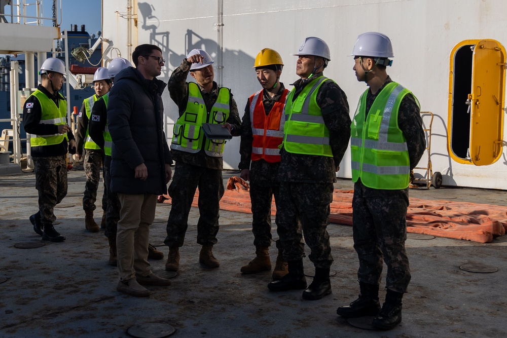 ROK JCS, LOTS Battalion Visit USNS Dahl