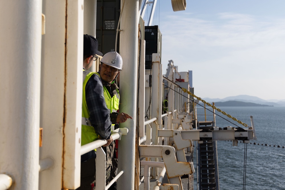 ROK JCS, LOTS Battalion Visit USNS Dahl