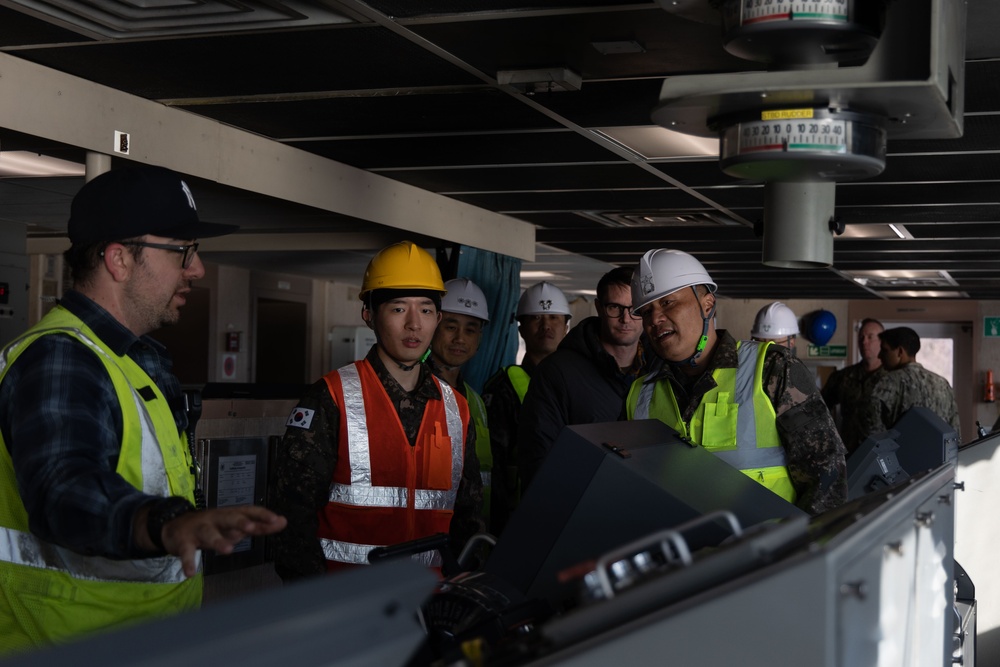 ROK JCS, LOTS Battalion Visit USNS Dahl