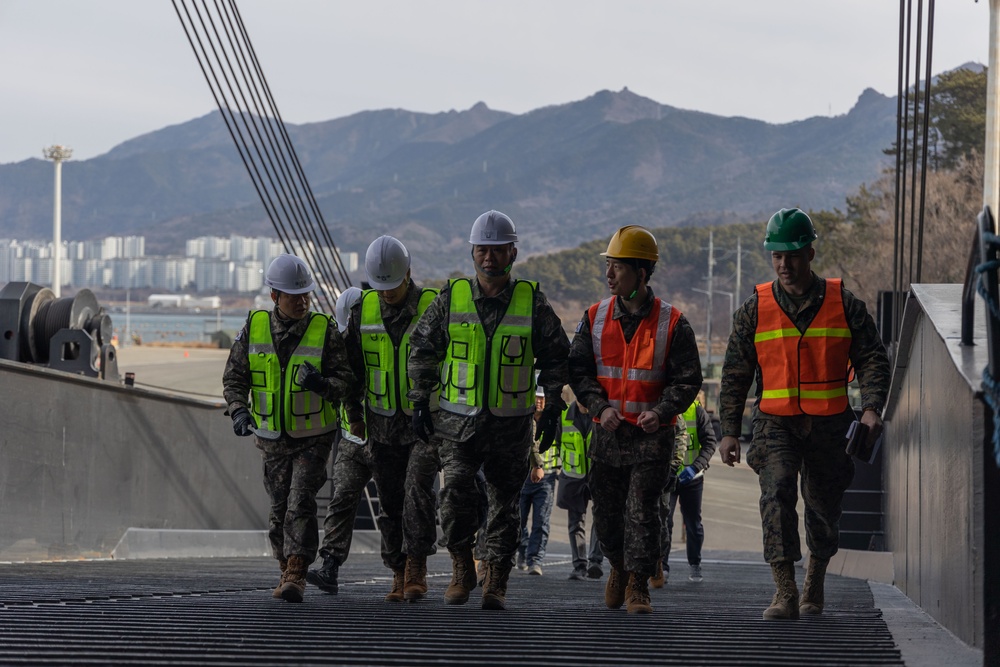 ROK JCS, ROK POG Visit USNS Dahl