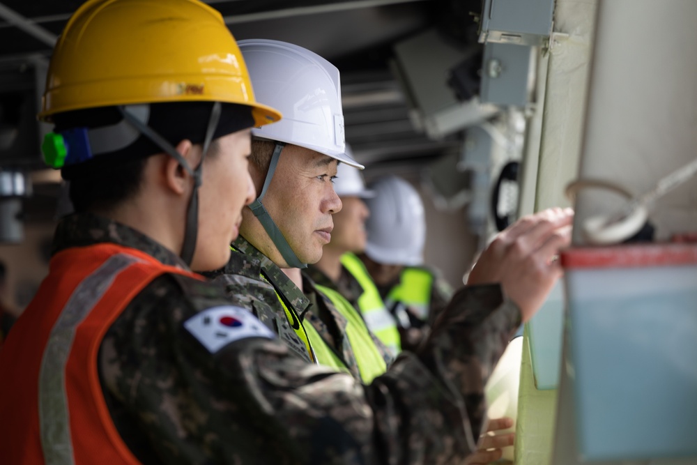 ROK JCS, ROK POG Visit USNS Dahl