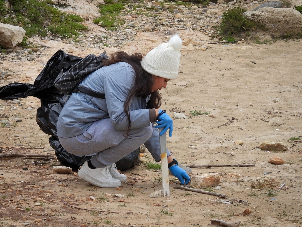 USS The Sullivans (DDG 68) Sailors clean up Greek beaches