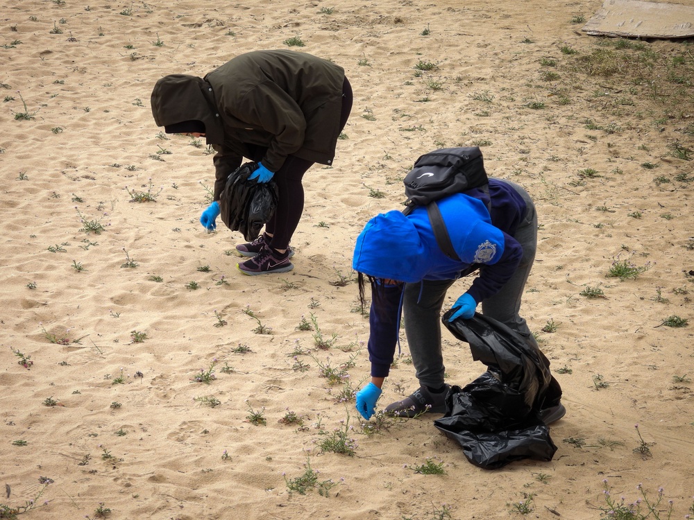 USS The Sullivans (DDG 68) Sailors clean up Greek beaches