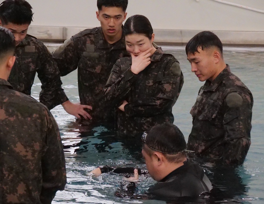 The 2nd Infantry Division hosted KMA cadets to prepare for the annual Sandhurst Military Skills Competition