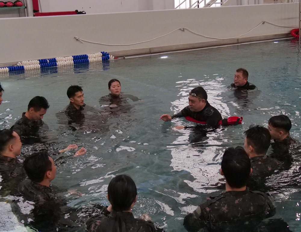 The 2nd Infantry Division hosted KMA cadets to prepare for the annual Sandhurst Military Skills Competition