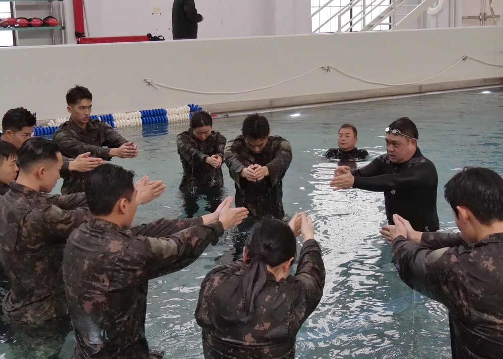 The 2nd Infantry Division hosted KMA cadets to prepare for the annual Sandhurst Military Skills Competition