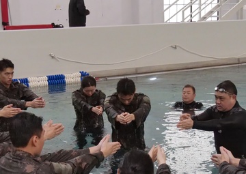 The 2nd Infantry Division hosted KMA cadets to prepare for the annual Sandhurst Military Skills Competition