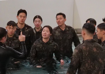 The 2nd Infantry Division hosted KMA cadets to prepare for the annual Sandhurst Military Skills Competition