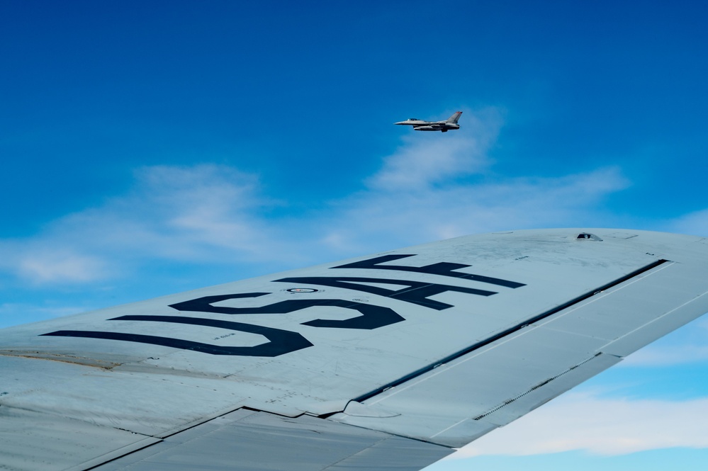 F-16 Fighting Falcons keep watch over CENTCOM AOR from the sky