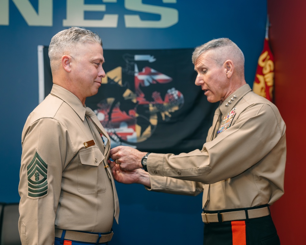 Commandant, General Smith, visits Recruiting Station Rockville