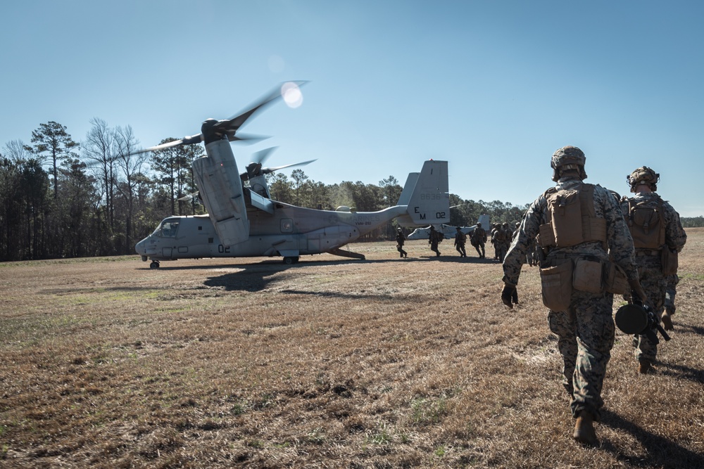 26th MEU |V2/2 Fox Company Conducts Raid Exercise on Camp Davis