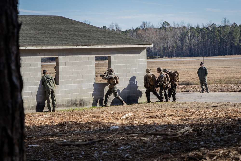 26th MEU |V2/2 Fox Company Conducts Raid Exercise on Camp Davis