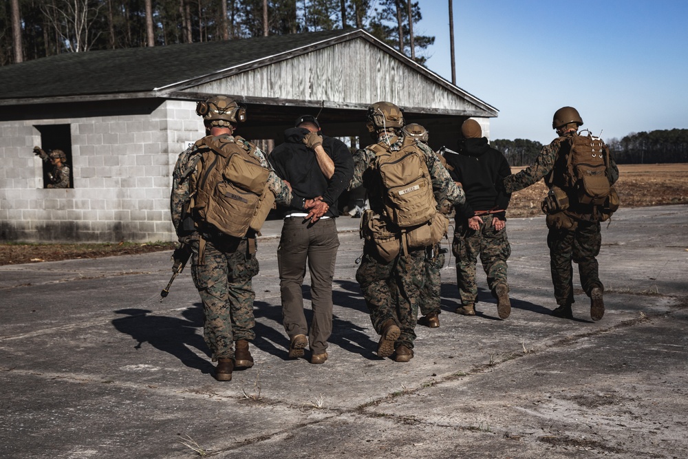 26th MEU |V2/2 Fox Company Conducts Raid Exercise on Camp Davis