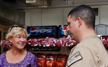 Executive director and director of staff, U.S. Pacific Fleet, Visits USS Frank Cable