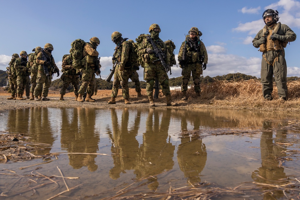 Iron Fist 25 | VMM-262 (Rein.) and JGSDF conduct Bilateral Insert